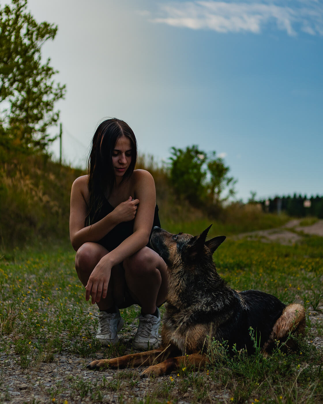 Hund kuschelt sich an sein Frauchen