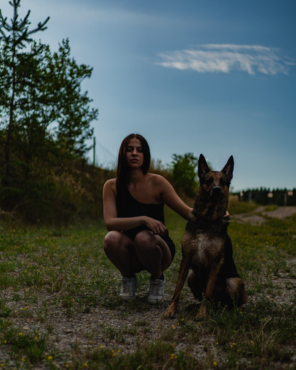 Porträt mit Schäferhund im Abendlicht