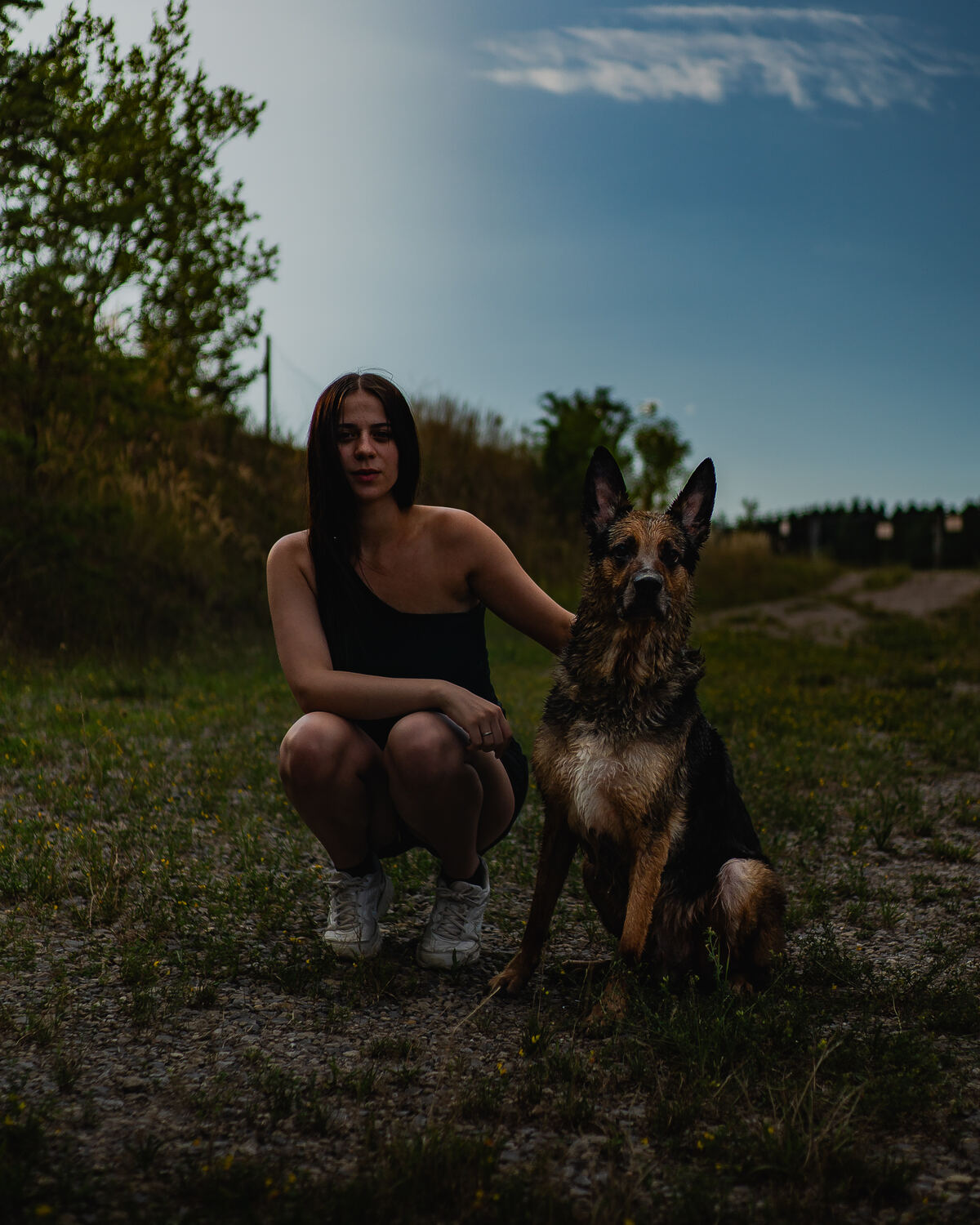 Mensch und Hund im Feld